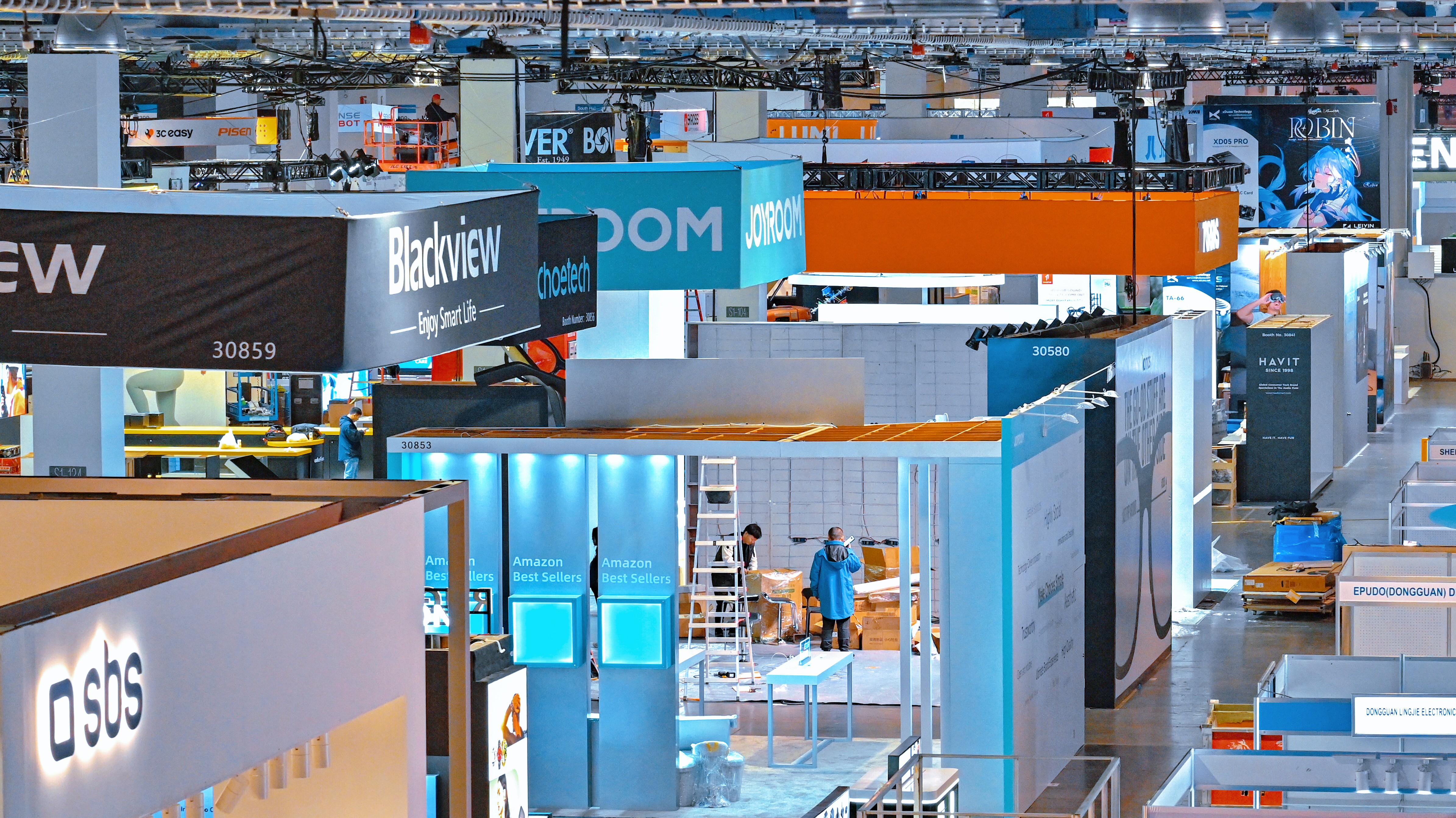 CES展区上演“冰与火之歌”！中国企业出海热延续，本土化运营成必修课