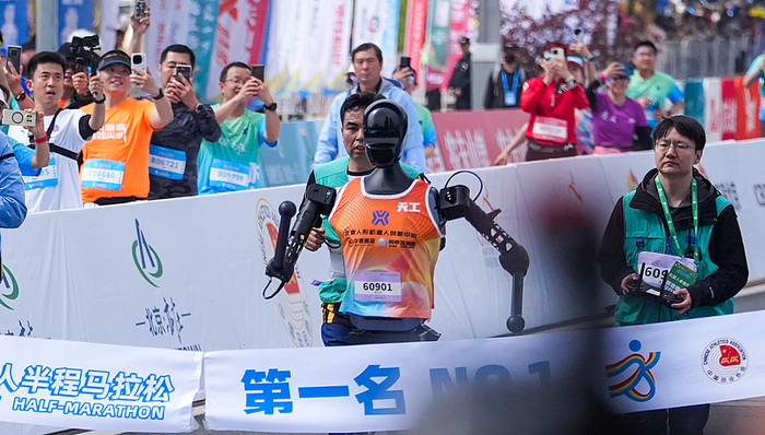 机器人半马冠军“天工Ultra”拍出101万元,客服称不带奖牌