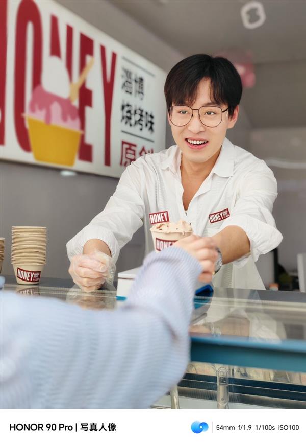 拨开缭绕烟火 荣耀90系列写真人像记录淄博百姓的真实之美(图3)