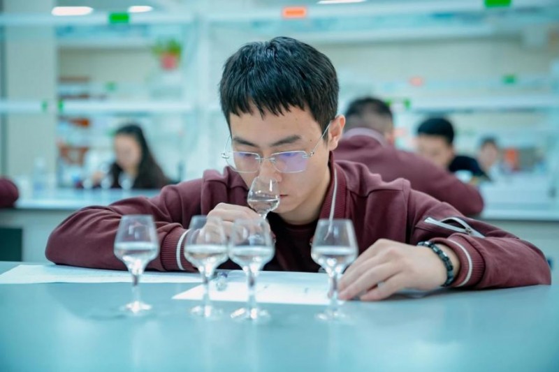 匠心铸就品质,技能成就未来——第三届酣客君丰杯职工技能大赛圆满落幕(图3) 匠心铸就品质,技能成就未来——第三届酣客君丰杯职工技能大赛圆满落幕(图3)